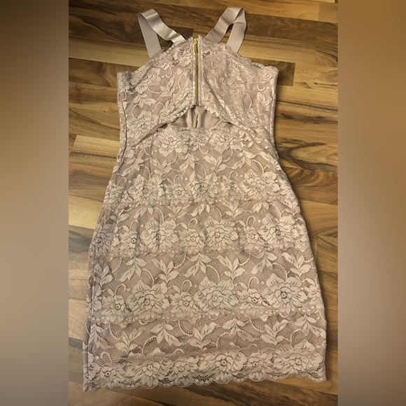 Elegant Lace Dress in Cream - Picture 4 of 6